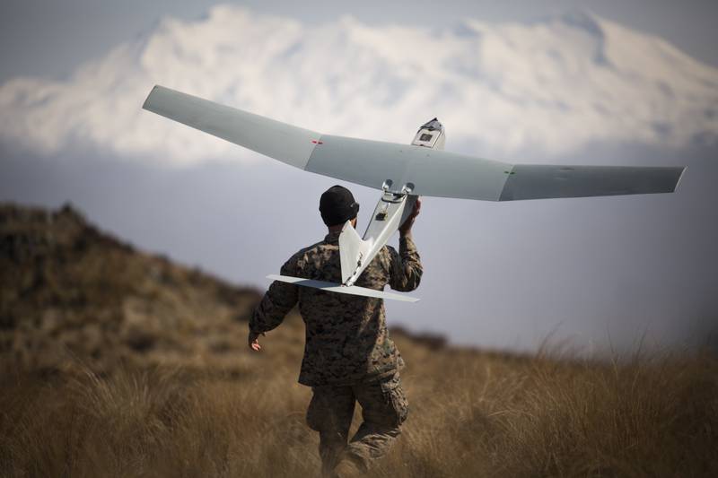 US Marine Corps Sgt. Kevin Ware lanceert een klein onbemand vliegtuigsysteem als onderdeel van de oefening Joint Assault Signals Company Black in Waiouru Military Camp, Nieuw-Zeeland, in september 2018.
