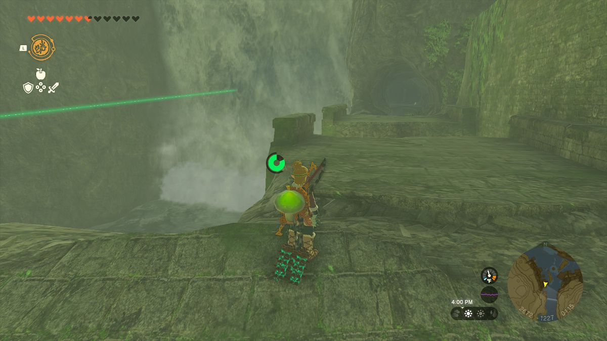 Bir şelalenin arkasına giden bir mağara girişine bakan bağlantı. Yeşil bir ışın ona doğru işaret eder.