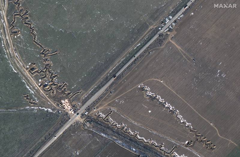 Esta imagen satelital proporcionada por Maxar Technologies muestra fortificaciones y dragones en Medvedivka, Crimea, el 11 de febrero de 2023.