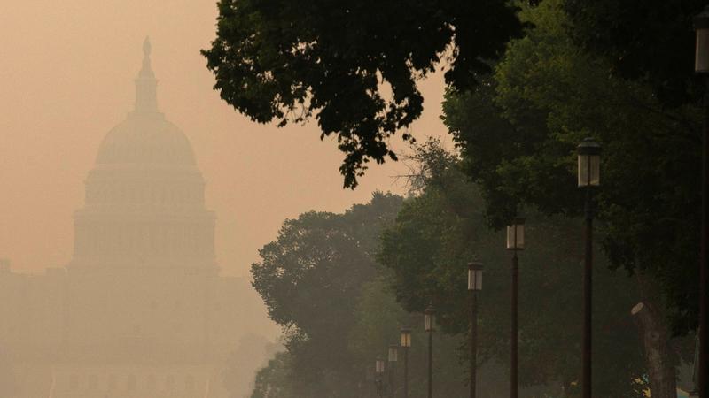Een persoon rent door de National Mall terwijl het Amerikaanse Capitool gehuld is in nevel en rook veroorzaakt door bosbranden in Canada, in Washington, DC, 8 juni 2023, foto door Amanda Andrade-Rhoades/Reuters