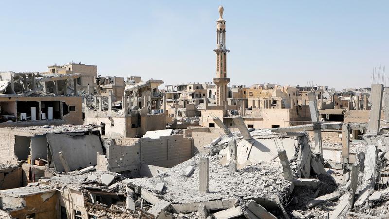 Beschadigde gebouwen zijn afgebeeld tijdens de gevechten met strijders van de Islamitische Staat in de oude stad Raqqa, Syrië, 19 augustus 2017, foto door Zohra Bensemra/Reuters