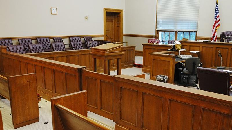 Een lege rechtszaal met de jurybank en de rechterbank. Foto door dlewis33/Getty Images