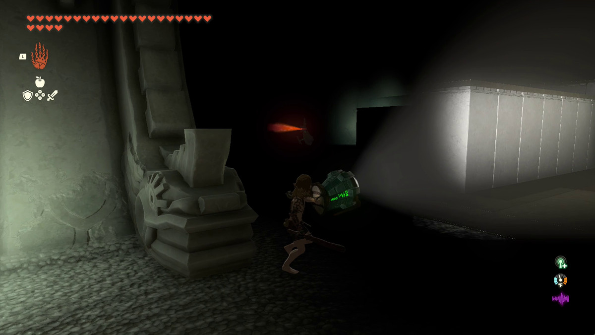 Link gebruikt een Light Shield om een ​​straal in de duisternis van Simosiwak Shrine te laten schijnen; aan zijn linkerkant patrouilleert een Soldier Construct met zijn rode oogstraal als enige licht