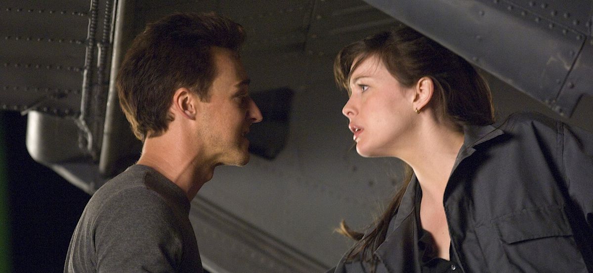 Bruce Banner (Edward Norton) tiene un momento tenso y emotivo con su novia Betty (Liv Tyler) en un vehículo militar gris en The Incredible Hulk de 2008.