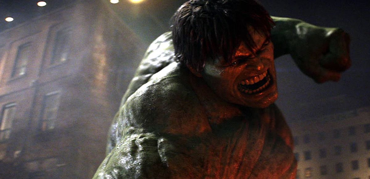 Un Hulk haciendo muecas, iluminado desde abajo con una luz roja oscura, gruñe y se prepara para aplastar algo en el Increíble Hulk de 2008.