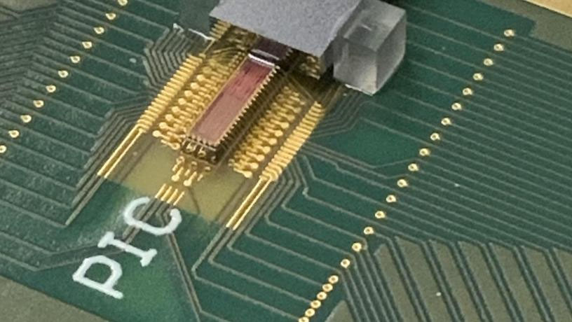 전기 및 광섬유 연결을 통해 인쇄 회로 기판에 장착된 광 송신기 칩