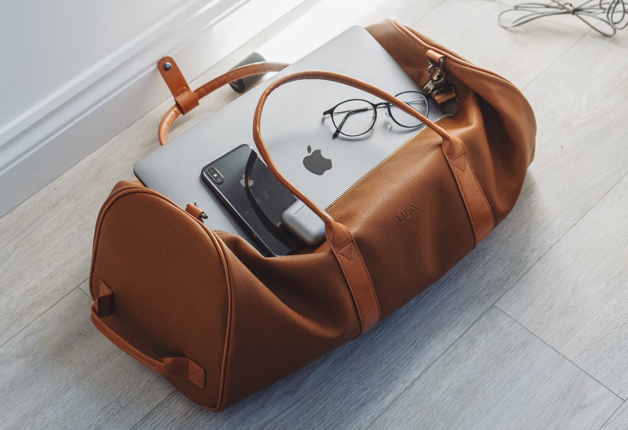 Bolsa de lona con iPhone, MacBook y Airpods