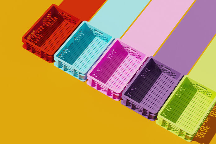Composición mínima para el concepto de negocio, envío y almacenamiento. Contenedor de caja de plástico de colores sobre fondo amarillo. ilustración de representación 3d.