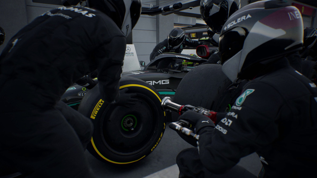 F1 Manager 2023'te Mercedes pit ekibinin lastik değiştirmesini gösteren yakın plan sinematik