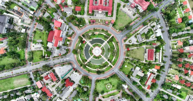 Vista aérea de rotondas, paisaje urbano que muestra la planificación del tráfico, la planificación urbana. Horizonte de Yala. Tailandia