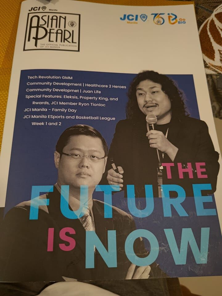 Paul Soliman (arriba) y Donald Lim (Consejo Blockchain de Filipinas) en la portada de JCI Manila Asian Pearl
