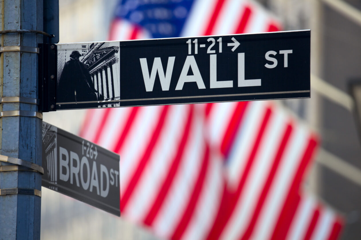 Wall Street-skyltar på Manhattan, New York City