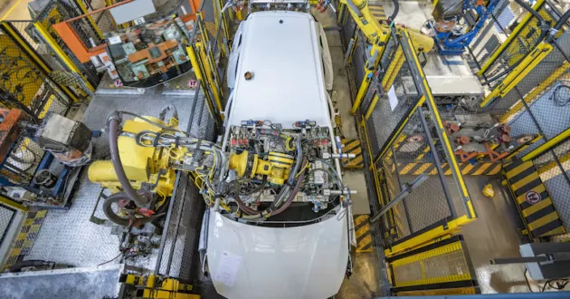 자동차 공장의 자동차 생산 라인에 있는 로봇