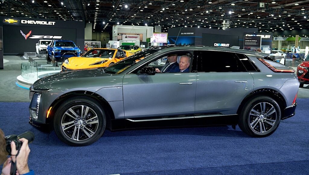 Biden conduce un Cadillac Lyriq en NAIAS 2022