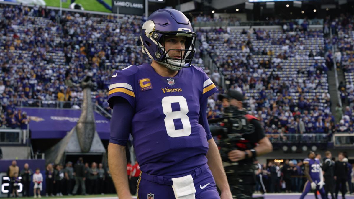 Kirk Cousins ​​står på en fotbollsplan iförd sin Minnesota Vikings-uniform i Netflix Quarterback