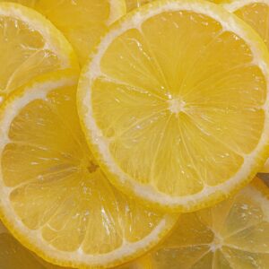 水の上の黄色いレモンの果実