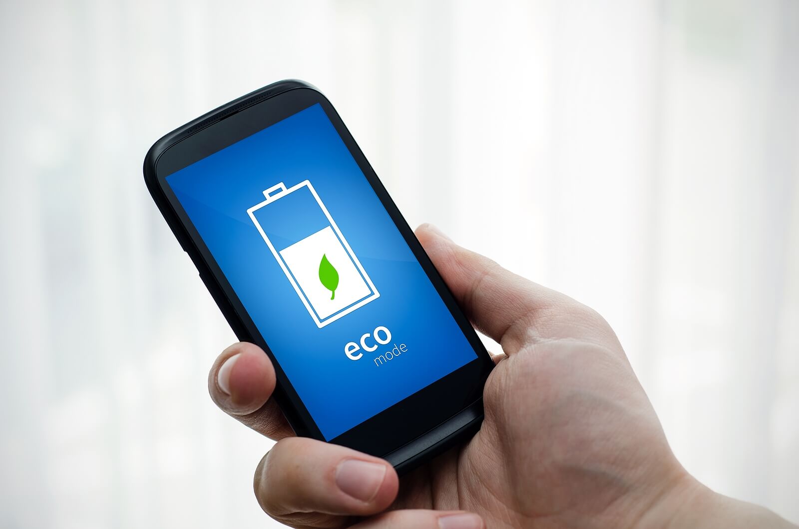 Một tay cầm điện thoại di động ở chế độ sinh thái để tiết kiệm pin.