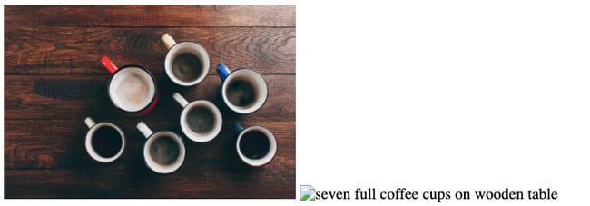 Bild nebeneinander mit gebrochenem Bildsymbol und beschreibendem Alternativtext mit der Aufschrift „Sieben volle Kaffeetassen auf einem Holztisch“.