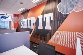 Orangefarbenes Wandgemälde mit der Aufschrift „Ship it“ an der Wand im HubSpot-Büro in Singapur