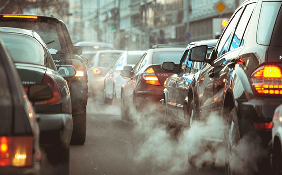 교통 오염에 화석 연료 차량