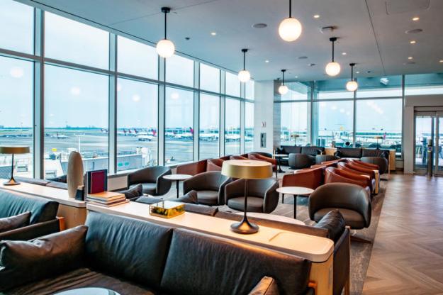 El Club de casi 14,000 pies cuadrados, que operará junto con el Club en la Terminal 4, Concourse B, tiene capacidad para más de 250 invitados e incluye vistas panorámicas del aeródromo.