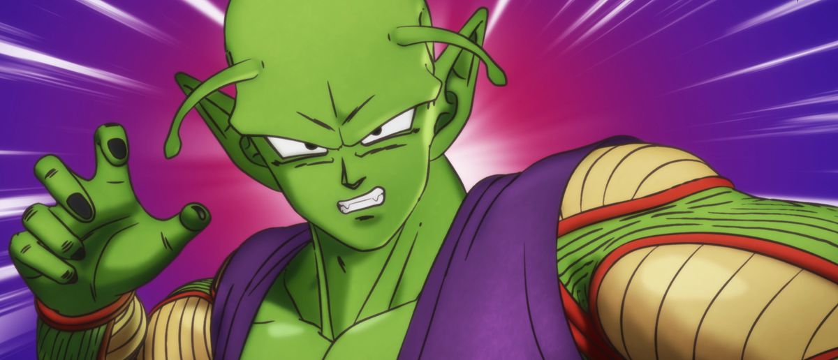 Dragon Ball Super: Super Hero의 모션 라인과 어두운 색상의 양식화된 배경을 배경으로 Piccolo가 으르렁거립니다.