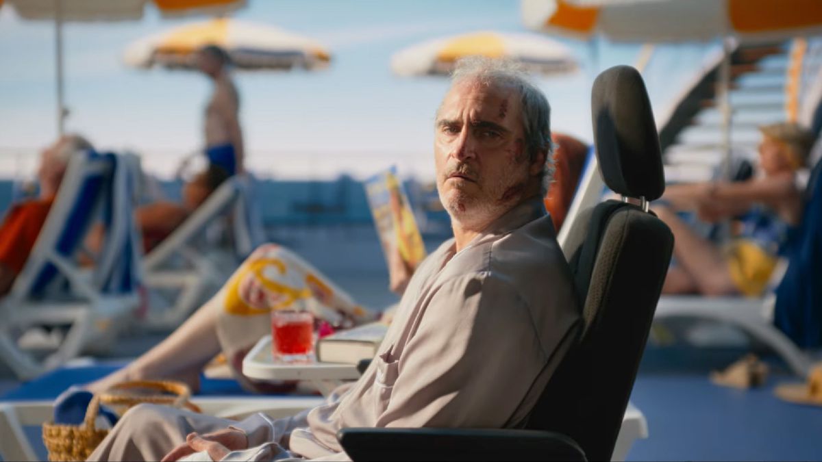 Beau, do Joaquin Phoenix thủ vai, ngả người trên ghế máy bay khi đang ở trên boong tàu du lịch trong một cảnh quay của Beau Is A Fear