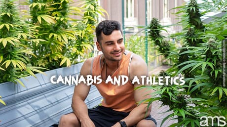 Sportler auf seiner Terrasse in Amsterdam mit einigen Cannabispflanzen