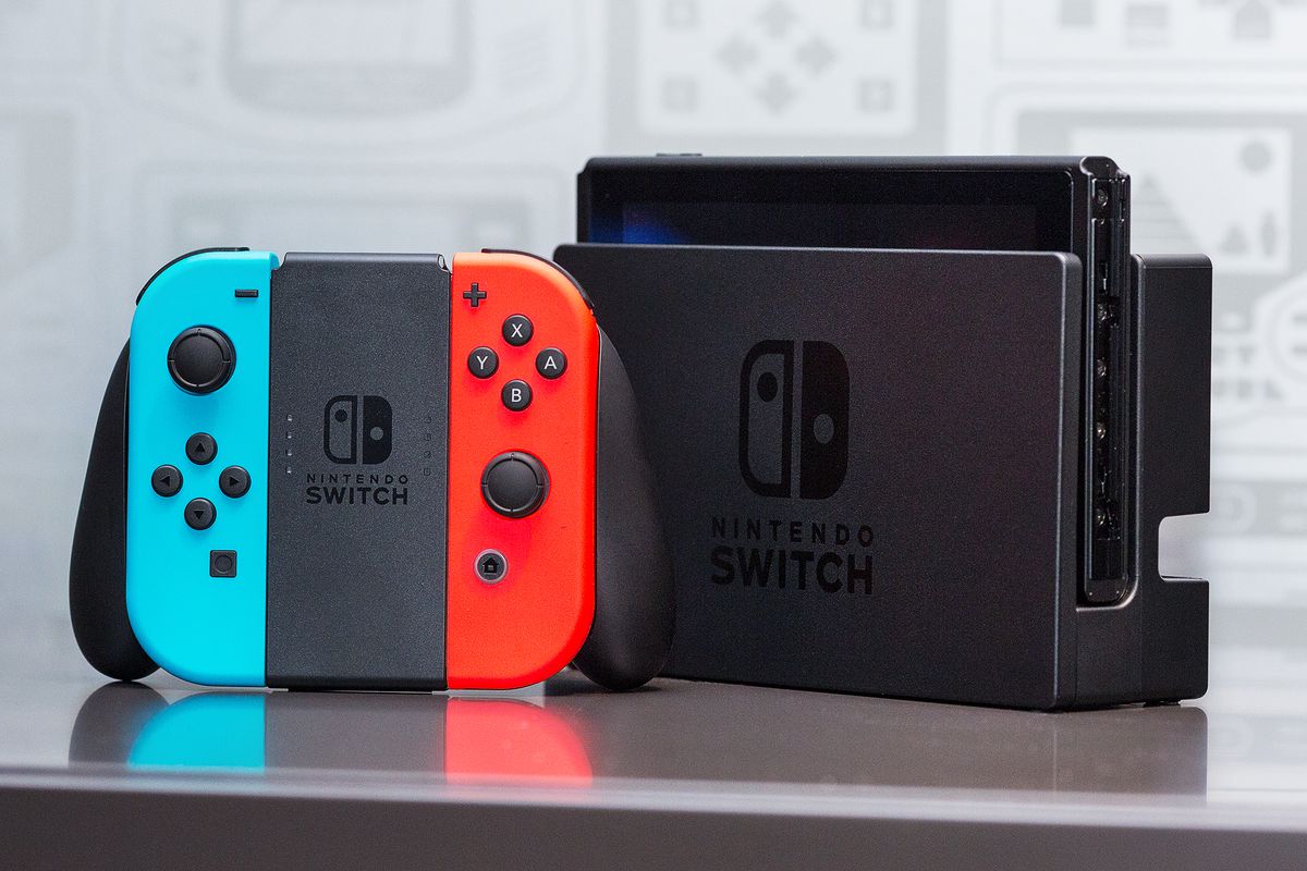 Nintendo Switch trong đế cắm của nó, với tay cầm Joy-Con.