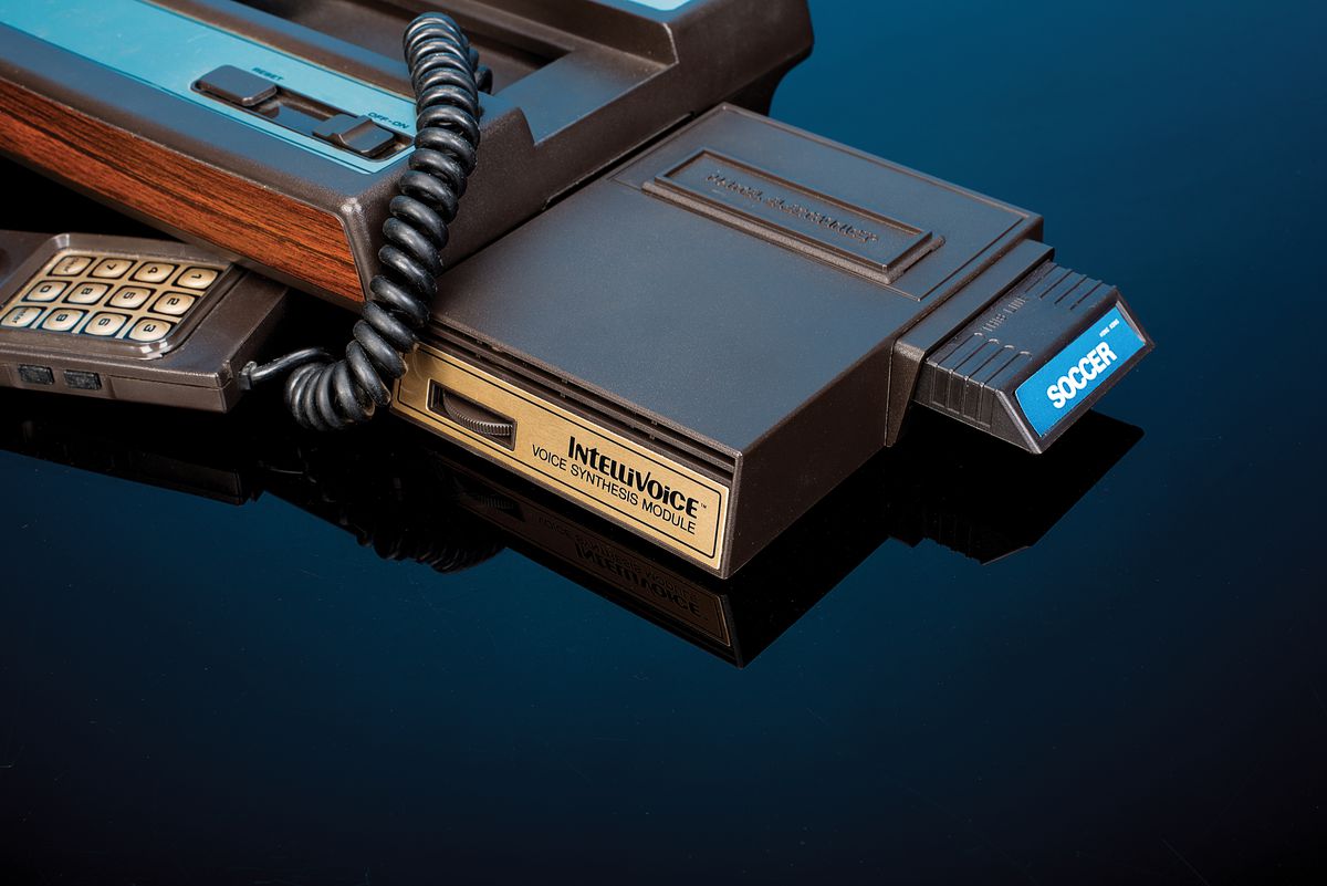 Detalhe de um console de videogame doméstico vintage Mattel Intellivision dos anos 1980 equipado com um Módulo de Síntese de Voz Intellivoice, tirado em 22 de setembro de 2015.