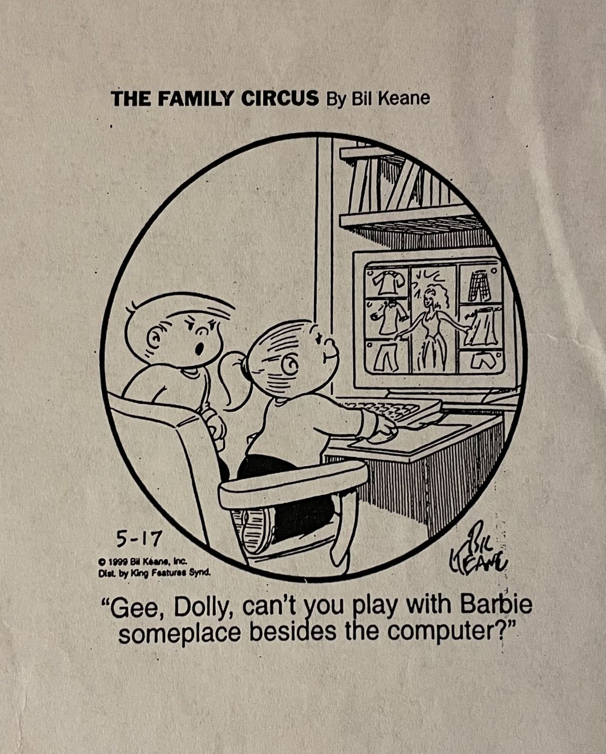 漫画『ファミリー・サーカス』の切り抜き。 小さな女の子がデスクトップ コンピュータでゲームをプレイしていると、怒ったような表情の少年が「ねえ、ドリー、コンピュータ以外のどこかでバービー人形と遊べないの?」と尋ねます。
