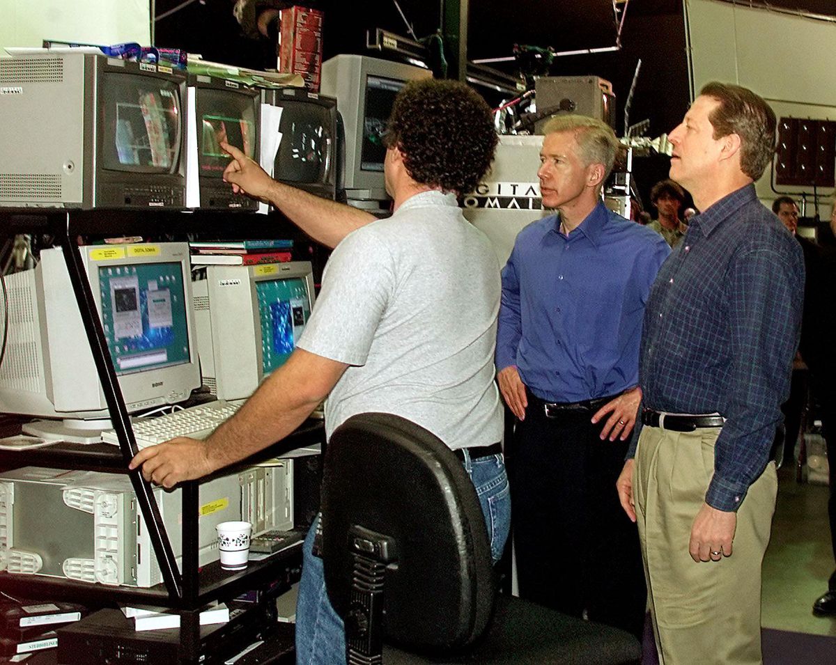 Vice-president Al Gore (R) en de Californische gouverneur Gray Davis (C) kijken hoe Michael Karp (L) een special effects-computer gebruikt in de filmstudio Digital Domain op 03 februari 2000 in Los Angeles.