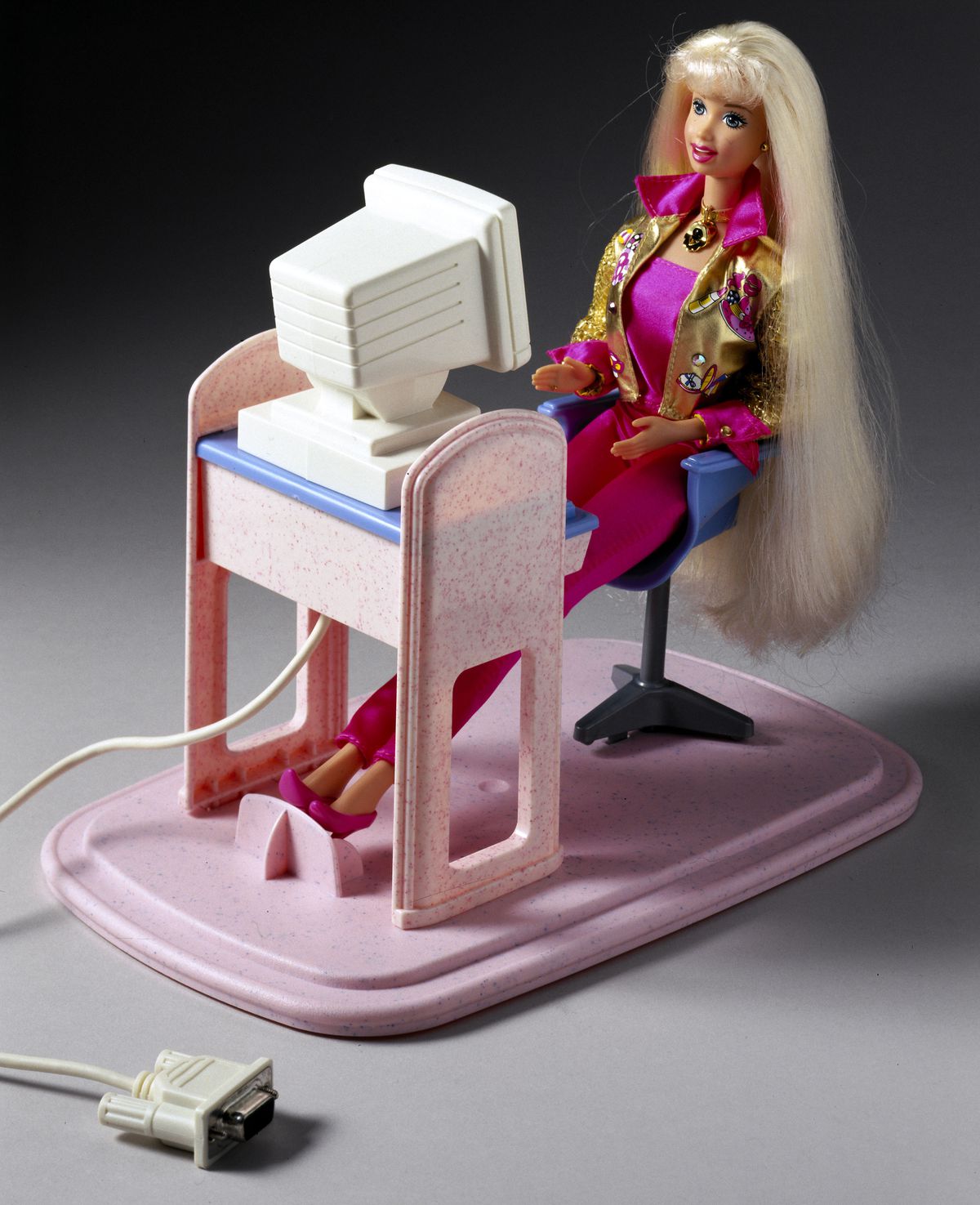Benimle konuş! Barbie bebek, ABD, 1997, bilgisayar kullanıyor. Onun makinesinden dışarı çıkan bir kablo var.