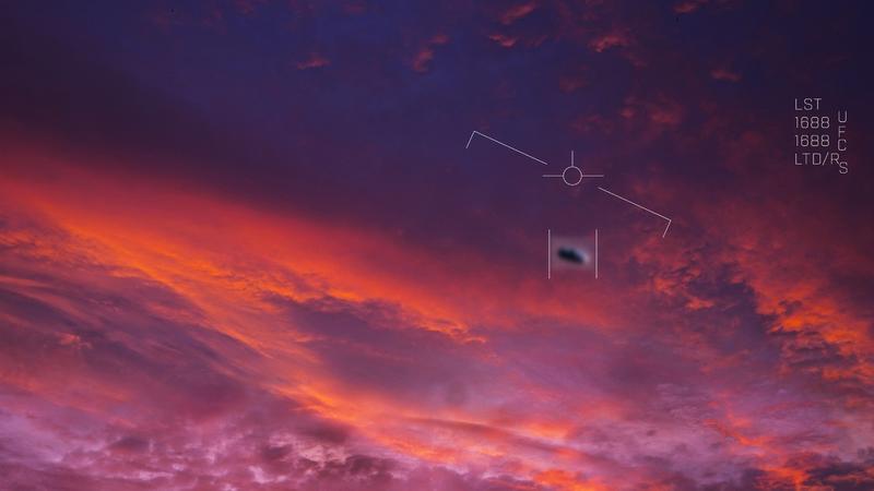 Eine Drohne oder ein anderes Objekt am Himmel während eines farbenfrohen Sonnenuntergangs, Foto von Наталья Босяк/Adobe Stock