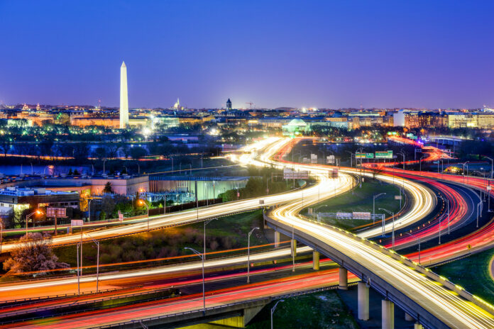 Washington, DC skyline met snelwegen en monumenten.