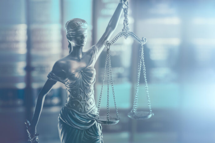 Imagen conceptual de libros de derecho legal de la Balanza de la Justicia