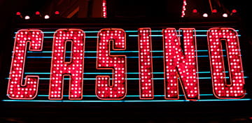 Signo de casino rojo y azul con reflejo