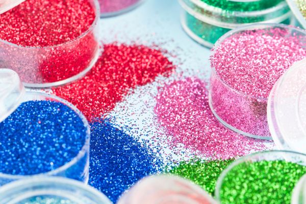 Glitter is een vorm van microplastic en kan verwoestend zijn voor het milieu