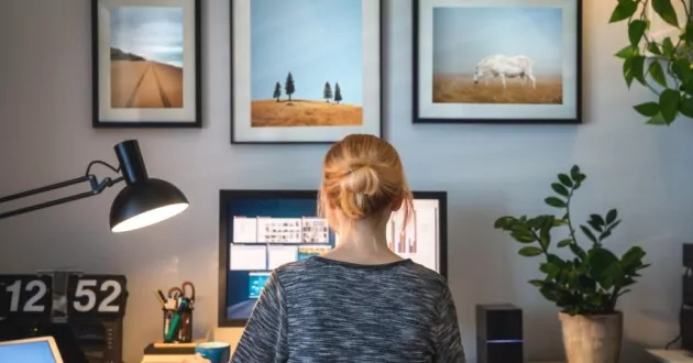 自宅でコンピューターを使って仕事をする女性