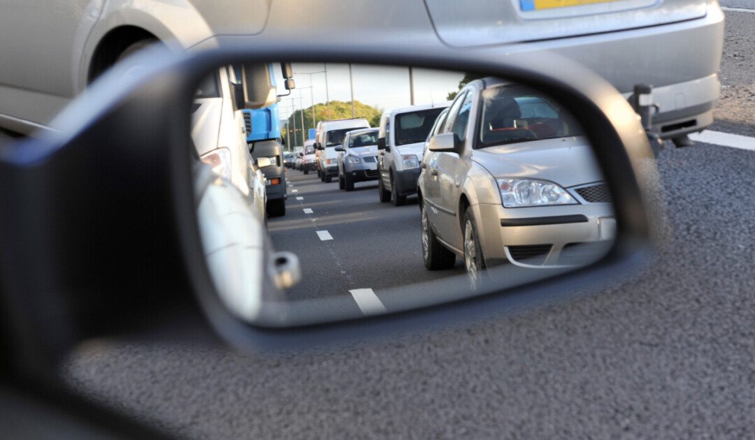 حركة المرور على الطريق السريع تنعكس في مرآة السيارة