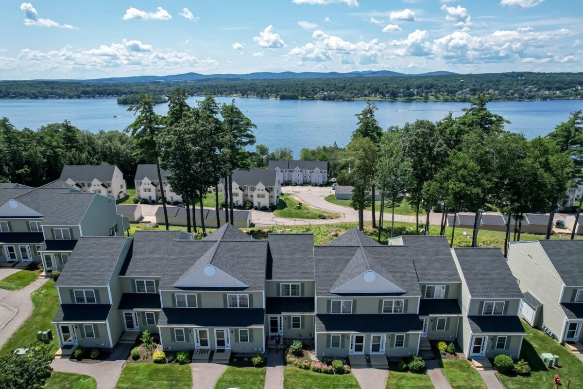 Maine'deki gölün yakınındaki evlerin görünümü
