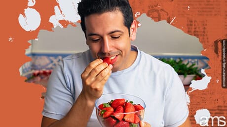 el hombre come fresas infundidas con CBD