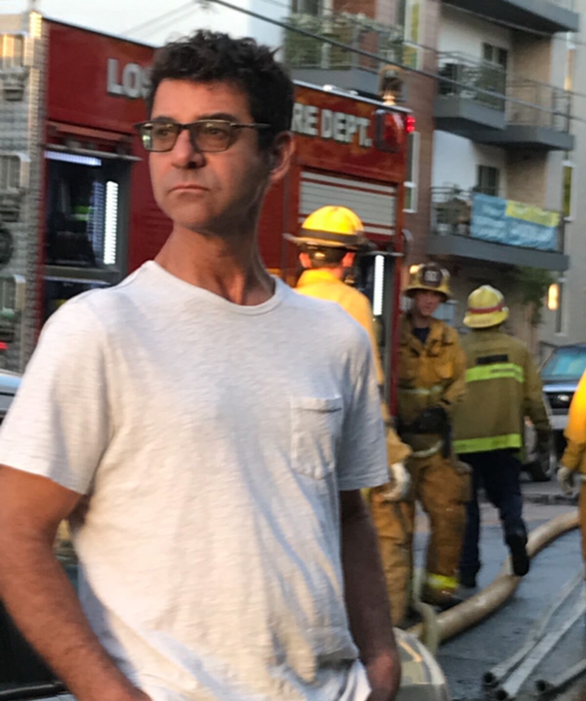 Arthur Aslanian, 2022'de çıkan bir yangın sırasında sahibi olduğu bir apartman kompleksinin önünde duruyor.