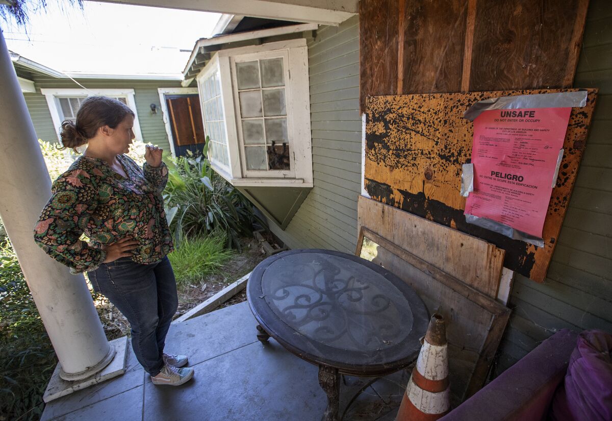 Clare Letmon, 32, Kuzey Hollywood'daki Hartsook Caddesi'ndeki bir bungalov kompleksinde kiracı