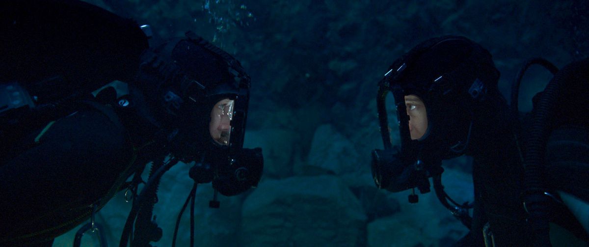 (LR) The Dive'da May rolünde Sophie Lowe ve Drew rolünde Louisa Krause.