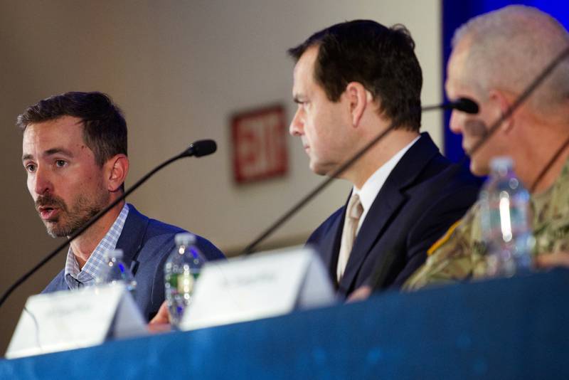 Mark Kitz, sĩ quan điều hành chương trình tình báo, chiến tranh điện tử và cảm biến của Quân đội Hoa Kỳ, phát biểu ngày 24 tháng 2023 năm XNUMX tại một hội nghị ở Philadelphia. Hai PEO khác được nhìn thấy ở bên phải.