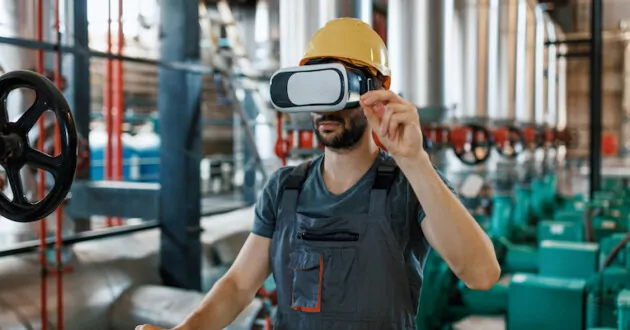 Ein junger kaukasischer Ingenieur verwendet eine Virtual-Reality-Brille, um die Systemstatistiken zu überprüfen.
