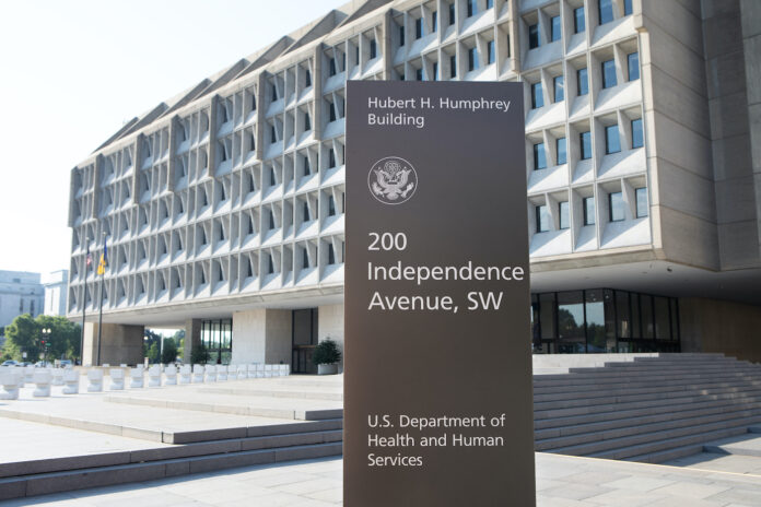 WASHINGTON, DC - 24 JUNI 2019: Skylt utanför Department of Health and Human Services-byggnaden.