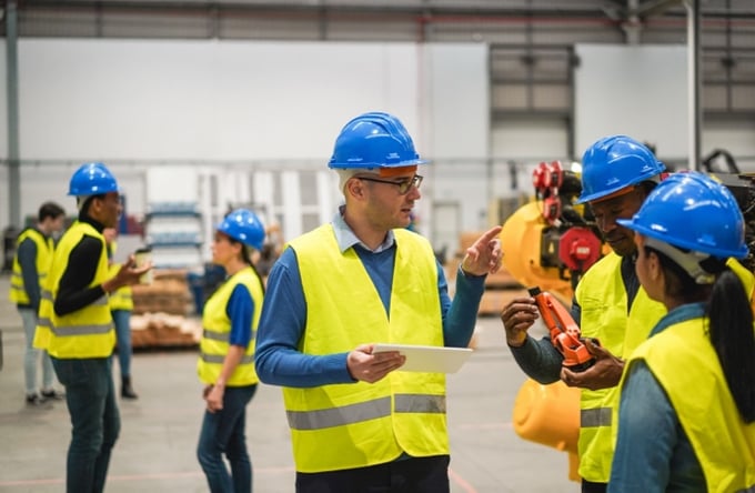 Warehouse manager empowering staff to reduce warehouse costs