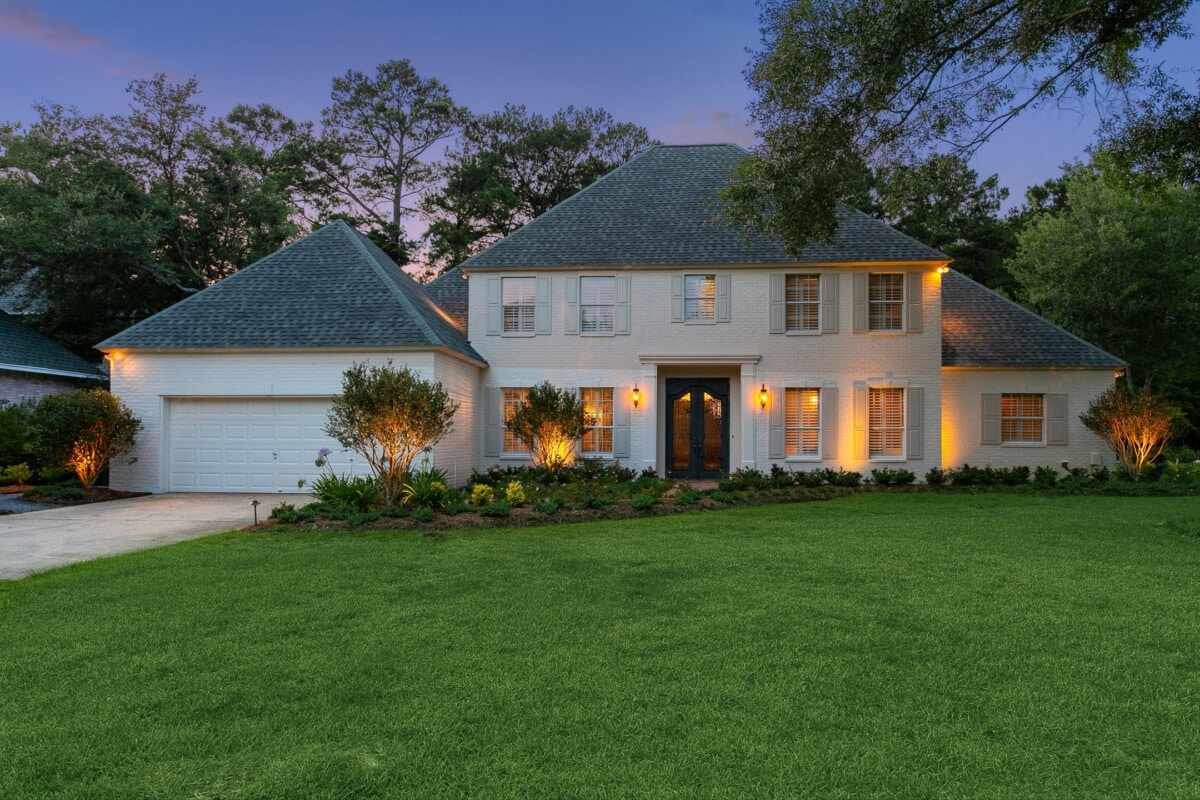 ルイジアナの緑豊かな庭のある豪華な白い家